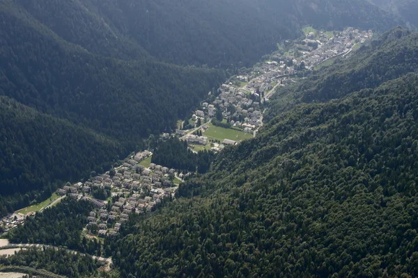 Piazzatorre 村、イタリアの航空 — ストック写真