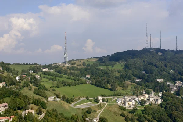 Valcava aldeia e antenas de rádio na gama Albenza, Orobie — Fotografia de Stock