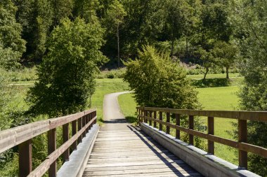 Thiergarten, ger yakınındaki Donau nehrinde ahşap köprü ve bisiklet yolu