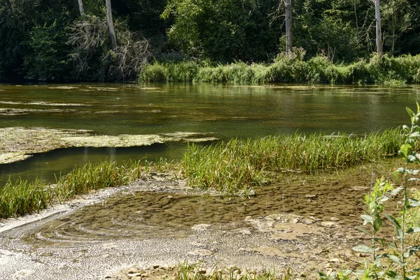 Flod vattnet i Donau nära Gutenstein, Tyskland — Stockfoto