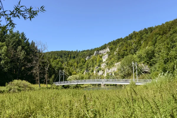 Pont pour piste cyclable sur la rivière Donau près de Gutenstein, Allemagne — Photo