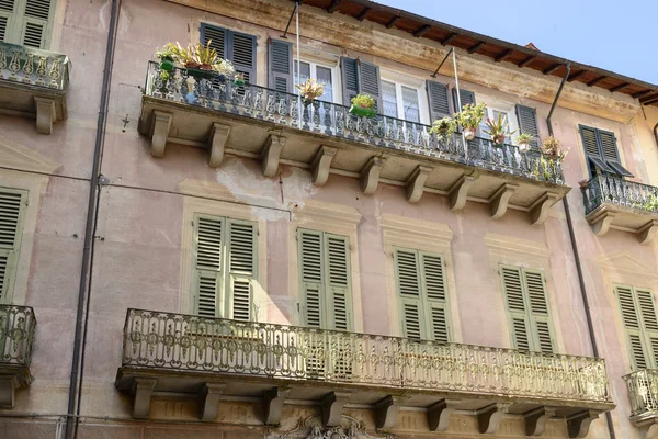 Ijzeren traliewerk op balkons ofold huizen op Sassello, Italië — Stockfoto