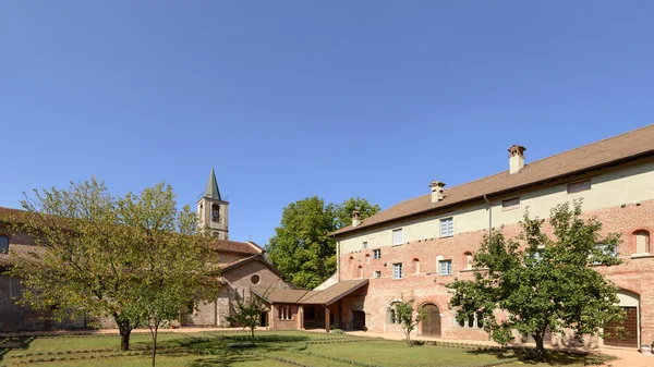 Gården i santa Maria alla Croce abbey, Tiglieto, Italien — Stockfoto