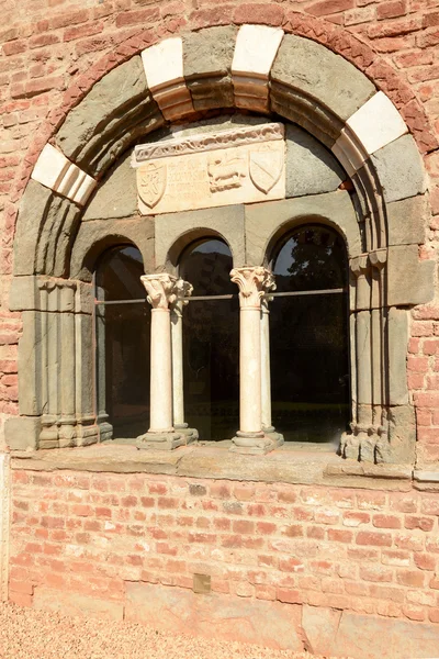 Arched window at santa Maria alla Croce abbey, Tiglieto, Italy — Stock Photo, Image