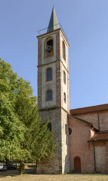 Zvonice v santa Maria alla Croce opatství, Tiglieto, Itálie — Stock fotografie