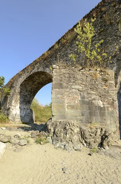 Pilar de piedra del puente medieval cerca de Santa Maria allá Croce abbe —  Fotos de Stock