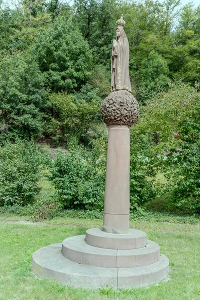 Статуя Саду Церкви Марии Кронунг Паломничество Готическая Церковь Снятая Ярком — стоковое фото