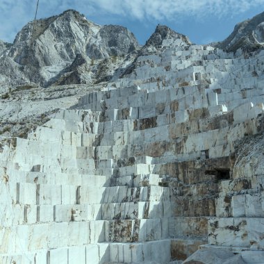 Carrara beyaz mermer ocağının dikey kare yüzlü manzarası, Carrara, Apuane, Toskana, İtalya yakınlarında çekilmiştir.
