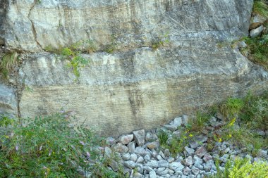Carrara, Apuane, Tuscany, İtalya yakınlarındaki tarihi mermer ocağının yüzeyinde antik oyma izleri var.