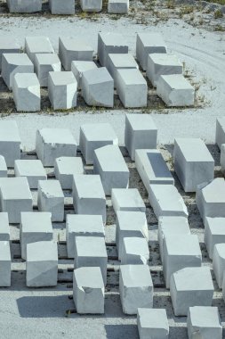 Carrara, Apuane, Tuscany, İtalya yakınlarındaki parlak ışıkta çekilen hız için hazır kare oyulmuş beyaz mermer bloklar.