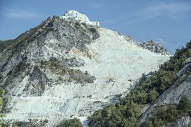 Zirveye kadar uzanan beyaz mermer ocaklı dağ manzarası Carrara, Apuane, Tuscany, İtalya yakınlarındaki parlak ışıkta çekildi.