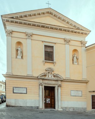 Carrara, Toskana, İtalya 'da çekilen Madonna del Carmine kilisesinin klasik görünümlü şehir manzarası