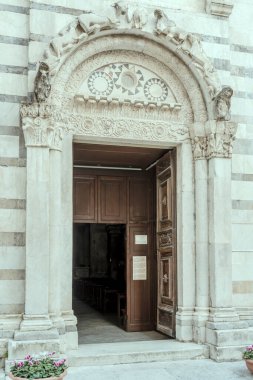 Roma Katedrali 'nin dekore edilmiş portalı olan şehir manzarası Carrara, Toskana, İtalya' da çekildi.