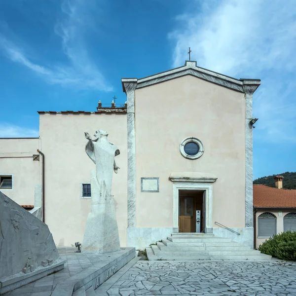 Fasáda Kostela Bartolomeo Historické Turistické Vesnici Focena Jasném Světle Colonnata — Stock fotografie