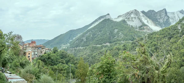 Paisaje Del Valle Montaña Apuane Con Pueblo Turístico Histórico Filmado —  Fotos de Stock