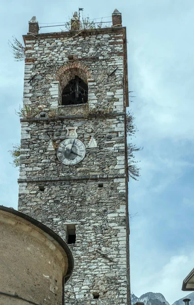 意大利托斯卡纳的Colnata Carrara Apuane和Tuscany的Bartolomeo教堂钟楼 位于历史旅游村 — 图库照片