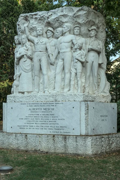 Historical Sculpture Public Park Dedicated Marble Workers Rights Achievment Shot — Stock Photo, Image