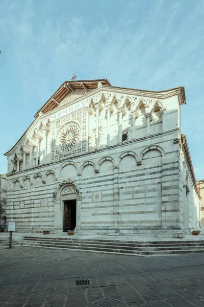 Pejzaż Miejski Ozdobioną Marmurową Fasadą Romańskiej Katedry Andrzeja Zastrzelony Carrara — Zdjęcie stockowe