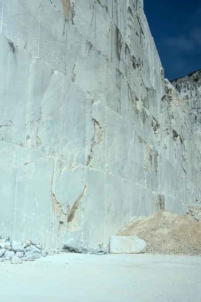 Vue Dessous Falaise Verticale Carrière Marbre Tourné Dans Lumière Vive — Photo