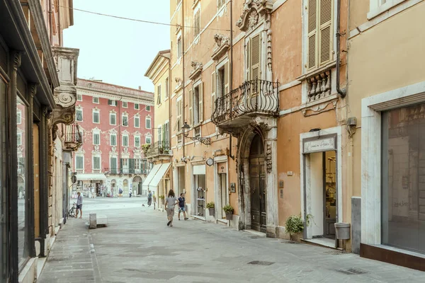 Carrara Italy September 2020 Cityscape People Strolling Evening Center Town — Stock Photo, Image
