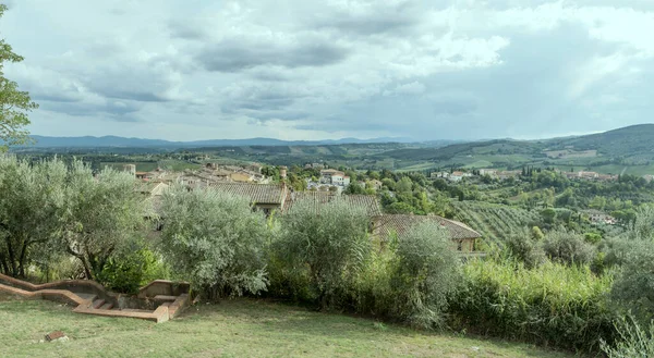 Ortaçağ Dağ Köyü Çatıları Çevresindeki Yeşil Kırsal Alanlar San Gimignano — Stok fotoğraf