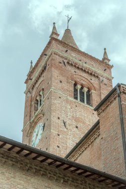  Tarihsel Abbey 'deki çan kulesi manzarası, Monte Oliveto Maggiore, Siena, Tuscany, İtalya' da parlak ışıkta çekildi.