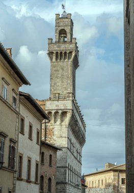 Ortaçağ tarihi sarayında Montepulciano, Siena, Toskana, İtalya 'da parlak ışıkta çekilen bir kule.