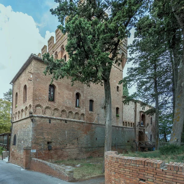 意大利托斯卡纳锡耶纳Oliveto Maggiore山历史性修道院入口大楼被强光射中 — 图库照片