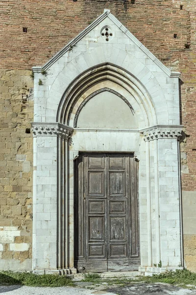 Stadsbild Med Marmorportal San Francesco Kyrka Bergstoppen Historiska Lilla Stad — Stockfoto