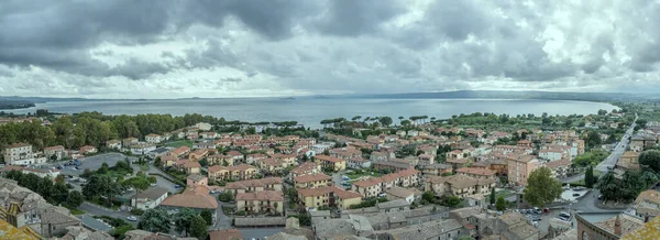 Paisagem Urbana Aérea Panorâmica Parte Inferior Cidade Histórica Lago Filmado — Fotografia de Stock