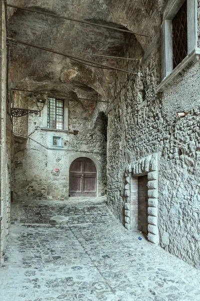 역사적으로 도시를 오르기 가파른 내리막을 이탈리아 라치오 비테르보의 볼세나에서 촬영되었다 — 스톡 사진
