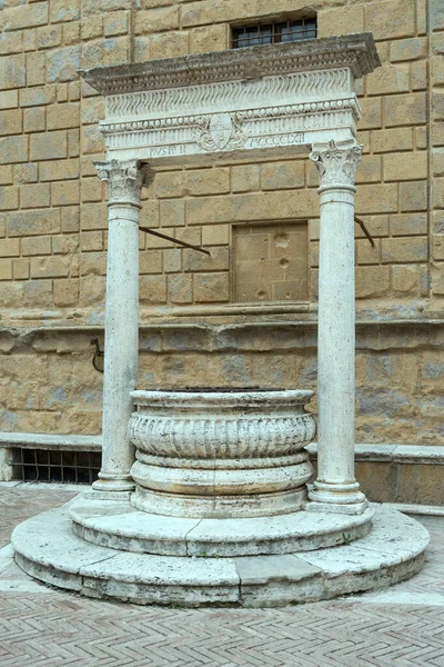 Detail Mramorové Studny Piccolomini Renesanční Palác Historickém Městečku Zastřelen Jasném — Stock fotografie