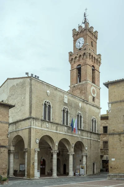 皮内萨 意大利 2020年9月23日 市政厅历史复兴宫的城市景观 于2020年9月23日在意大利托斯卡纳锡耶纳的皮恩扎拍摄 — 图库照片