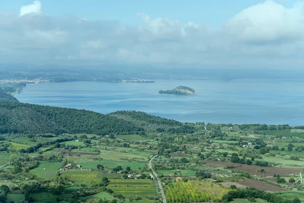 Panoramiczny Pejzaż Wyspą Martana Wioską Capodimonte Nad Jeziorem Bolsena Jasnym — Zdjęcie stockowe