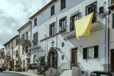 Capodimonte, Viterbo, Lazio, İtalya 'da parlak ışıkta çekilen tarihi köyde eski resimli evleri olan şehir manzarası