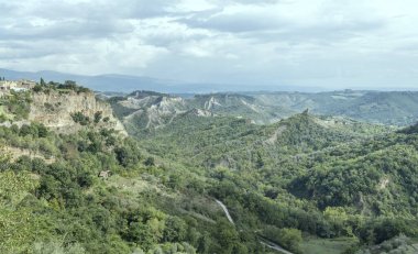Lubriano 'da, Viterbo' da, Lazio 'da, İtalya' da tarihi tepenin etrafındaki dağlık bölgede çekilen sert kalkanlarla dolu hava manzarası.