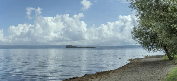 Krajina Písčitým Břehem Ostrovem Bisentina Zářící Jasném Mračném Světle Jezeře — Stock fotografie