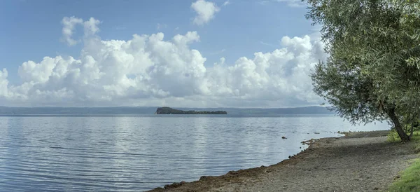 Paisagem Com Costa Areia Ilha Bisentina Filmado Luz Nublada Brilhante — Fotografia de Stock