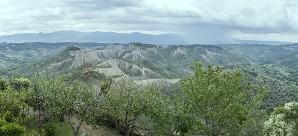 歴史的な丘の上の村の周りの丘陵地帯で過酷なカランケと空中風景 シビタ バグノージョで明るい光の中で撮影 Viterbo ラツィオ イタリア — ストック写真