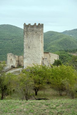 Yeşil Aterno Vadisi 'ndeki tarihi ortaçağ kulesi Beffi, L' Aquila, Abruzzo, İtalya 'da parlak bulutlu bir ışıkta çekildi.