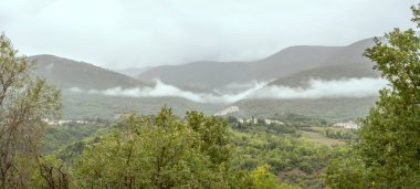 Alçak bulutlu yeşil Aterno Vadisi 'nin manzarası, Beffi, L' Aquila, Abruzzo, İtalya yakınlarında açık bulutlu bir ışık altında çekilmiştir.