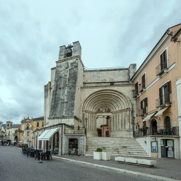 Sulmona Italy September 2020 Cityscape Бічними Монументальними Дверима Церкви Francesco — стокове фото