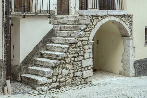 Detal Malowniczej Zewnętrznej Kamiennej Klatki Schodowej Starego Domu Historycznym Mieście — Zdjęcie stockowe