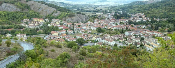 Paisagem Urbana Aérea Pequena Cidade Histórica Campo Verde Montanhoso Filmado — Fotografia de Stock
