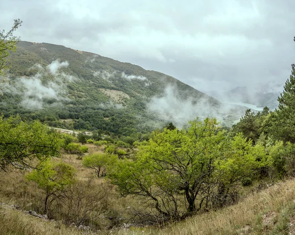 Paisaje Aéreo Con Las Laderas Verdes Leñosas Pico Greco Lago — Foto de Stock