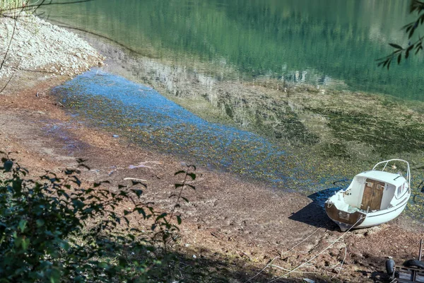 Landschaft Mit Boot Land Und Bergen Die Sich Klaren Wasser — Stockfoto