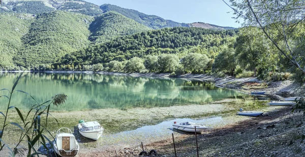 Paysage Avec Des Bateaux Terre Rivage Boisé Vert Reflétant Dans — Photo