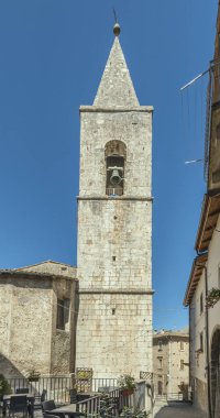 Scanno, L 'Aquila, Abruzzo, İtalya' daki tepedeki tarihi kentteki eski 