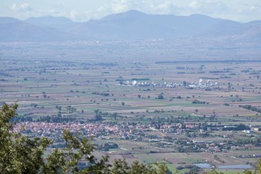Fucino düzlüklerinde iletişim antenleri olan hava manzarası, Gioia de Marsi, L 'Aquila, Abruzzo, İtalya' dan parlak ışıkla çekildi.