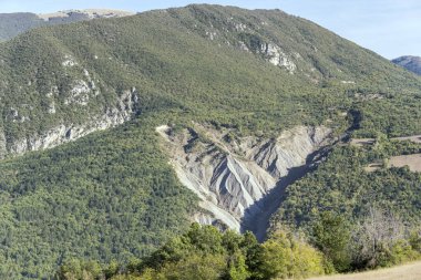 Genzana 'nın yeşil yamaçlarındaki sert Calanque manzarası Casale, L' Aquila, Abruzzo, İtalya yakınlarındaki parlak ışıkta çekildi.